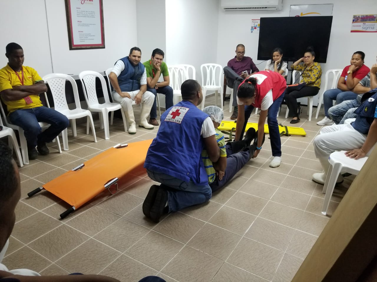 Cruz Roja LA CRUZ ROJA DOMINICANA IMPARTE TALLER DE PRIMEROS AUXILIOS BÁSICOS EN LA EMPRESA Cruz Roja LA CRUZ ROJA DOMINICANA IMPARTE TALLER DE PRIMEROS AUXILIOS BÁSICOS EN LA EMPRESA